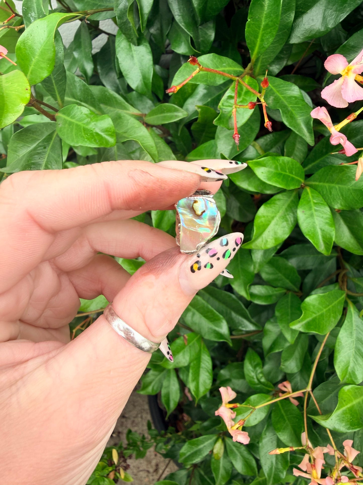 8mm “Ow” abalone shell bead